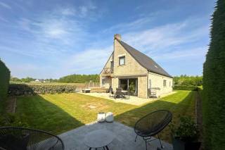 Deze recent gebouwde en uitstekend onderhouden woning met een totale perceeloppervlakte van 18.156 m² is volledig instapklaar en onmiddellijk beschikbaar voor bewoning. De woning biedt een bewoonbare oppervlakte van 200 m² en beschikt over vier ruime slaapkamers, twee badkamers (waarvan één op het gelijkvloers), en een inpandige garage.<br />Een loods op het terrein zorgt voor bijkomende opslag- of werkruimte, ideaal voor wie extra plaats nodig heeft voor hobby’s, dieren of kleinschalige landbouwactiviteiten. De landbouwgrond is niet verpacht en onmiddellijk beschikbaar voor eigen gebruik.<br />Gelegen in het landelijke Assebroek combineert deze eigendom het beste van twee werelden: rust en natuur met een vlotte bereikbaarheid. Deze eigendom is bijzonder interessant voor wie wonen en werken op één locatie wil combineren, of op zoek is naar ruimte en mogelijkheden in een groene omgeving.