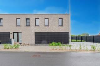 Bent u op zoek naar een energiezuinige, instapklare woning op een rustige locatie? Dan is deze prachtige halfopen nieuwbouwwoning precies wat u zoekt!
De ligging is een absolute troef: rustig gelegen, maar toch vlakbij winkels, scholen, openbaar vervoer en belangrijke invalswegen.
Deze hedendaagse BEN-woning combineert comfort, kwaliteit en een doordachte indeling. Via de inkomhal, voorzien van een apart gastentoilet, betreedt u de ruime leefruimte met grote raampartijen. Deze zorgen voor een aangename lichtinval en biedt een mooi zicht op de charmante tuin. Aansluitend vindt u de volledig uitgeruste keuken met kwalitatieve toestellen en een ruime garage.
Op de eerste verdieping bevinden zich 3 volwaardige slaapkamers, een apart toilet, een berging en een ruime badkamer met dubbele lavabo, een inloopdouche én een ligbad.
Dankzij de kwalitatieve en doordachte afwerking, geniet u van een zorgeloze woonervaring op lange termijn. Dankzij het lage E-peil geniet u van een uiterst energiezuinige woning met lage maandelijkse kosten, ideaal voor wie duurzaam en toekomstgericht wil wonen.
Verder is de woning uitgerust met een regenwaterput van 10.000 liter, ventilatiesysteem type D, 6 zonnepanelen (2490Wp) en vloerverwarming op de gelijkvloers.
Neem gerust contact op voor meer info
tbaete@trevi.be