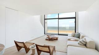 En exclusivité à vendre au Cambier De Nil : Un appartement mezzanine exclusif dans une prestigieuse résidence neuve, située sur la magnifique Plage Albert.

Profitez du luxe et du confort dans l'un des plus beaux endroits de Knokke.

Aménagement de l'appartement en duplex, situé au 7ème et 8ème étage ;
En entrant, vous entrez dans un beau hall d'entrée avec toilettes invités et vestiaire. L'espace de vie à couper le souffle offre une vue frontale phénoménale sur la mer et la plage, ainsi qu'une terrasse fantastique.
La cuisine/salle à manger spacieuse est entièrement équipée d'appareils électroménagers de haute qualité et dispose d'un coin repas confortable. Attenant à la cuisine se trouve un local de rangement pratique. De plus, la cuisine donne accès à une deuxième terrasse où vous pourrez profiter du soleil.

L'étage supérieur de l'appartement mezzanine comprend pas moins de trois chambres complètes et trois salles de bains. La première chambre dispose d'une vue mer et d'une salle de douche pratique. Il y a des toilettes invités dans le hall de nuit. La 2ème chambre d'hôtes dispose d'une belle vue sur les villas de l'Albertplage et dispose également d'une salle de douche. La chambre principale est meublée de placards intégrés et dispose d'une salle de bain attenante avec douche à l'italienne, baignoire et double vasque en marbre. Local de rangement privatif pratique au -1 et cave à vélos.

Un garage extrêmement spacieux et facilement accessible (2-3 voitures) dans l'immeuble peut également être acheté.

Un appartement de rêve qui répond à tous vos souhaits ! N'hésitez pas à nous contacter pour plus d'informations ou une visite sur place !