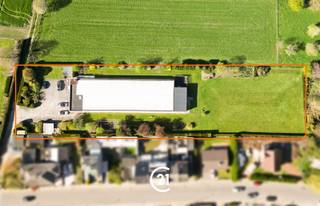 <p>Op een perceel van maar liefst 46a56, rustig gelegen in woongebied te Burst, bevindt zich dit veelzijdig complex met tal van mogelijkheden.</p><p>Het gebouw omvat momenteel 16 verhuurde serviceflats, wat zorgt voor een onmiddellijk rendement. Daarnaast beschikt het geheel over een gemeenschappelijke eetzaal, ingerichte keuken en diverse praktische ruimtes.</p><p>Buiten geniet u van een ruime tuin en aangename buitenomgeving, ideaal voor bewoners en bezoekers. Verder zijn er 2 garageboxen en meerdere parkeerplaatsen aanwezig.</p><p>Deze eigendom biedt niet alleen de mogelijkheid om de bestaande exploitatie verder te zetten, maar leent zich eveneens uitstekend tot herontwikkeling of een nieuw project, mits de nodige vergunningen.</p><p>Een zeldzame opportuniteit voor investeerders of projectontwikkelaars op zoek naar een rendabele en toekomstgerichte investering.</p>