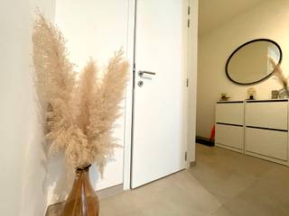 <p>Dit appartement op de eerste verdieping maakt deel uit van een centraal gelegen nieuwbouwproject met residentieel karakter, nabij omliggende weilanden waardoor u kan genieten van een rustige omgeving. Deze nieuwe verkaveling is gelegen in de Droogte (verbindingsweg Evergem - Wippelgem) nabij belangrijke invalswegen, openbaar vervoer, scholen en winkels.<br /><br />Dit appartement, met uitstekende bereikbaarheid, kwalitatieve afwerking en energiezuinige voorzieningen, garandeert een optimaal wooncomfort. Het appartement is volledig geschilderd.<br /><br />De indeling is als volgt:<br />Inkomhal - apart toilet - berging - leefruimte met open keuken incl. alle toestellen - badkamer met inloopdouche - 1 slaapkamer - terras (14m²) - ondergrondse garagebox<br /><br /><strong>Beschikbaar vanaf 1/11/2026<br /><br />Huurprijs garagebox: €90/maand<br />Provisie gemeenschappelijke kosten: €100/maand</strong><br /><br />Een bezoek kan uitsluitend worden aangevraagd via onze website: http://www.vastgoeddevos/te-huur, klik het pand aan en klik vervolgens op "vraag hier uw bezoek aan".</p>