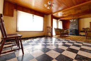 GEZINSWONING MET VEEL RUIMTE EN GROENE TUIN KIJKT UIT EEN MAKE OVER Deze half open woning is omgeven door veel groen en heeft heel wat potentieel,...
