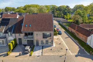 <strong>Prachtig duplex appartement vlakbij donkmeer</strong><br /><br />Freca biedt u exclusief dit kwaliteitsvol duplex appartement aan vlakbij het donkmeer en het donkoeverpark alsook in de nabijheid van winkels, restaurants en vele ontspanningsmogelijkheden. Het gebouw bevat 2 appartementen, elk met zijn eigen aparte ingang. Er zijn geen gemeenschappelijke ruimtes. <br />Deze duplex op de eerste verdieping bestaat uit een lichtrijke leefruimte met open keuken en berging, twee mooie terrassen voor een hele dag zon, twee ruime slaapkamers, badkamer met bad, douche en dubbele wastafel, een toilet op elk verdiep en een ruime zolder.<br />Ook is een aparte garage van 34 m² beschikbaar t.w.v. 25.000 euro.<br /><br /><strong>BEZOEKDAG!</strong> Op zaterdag 9 Mei 2026 vanaf 10u-13u. Reservatie verplicht Inschrijven via info@freca.be met vermelding 'opendeur Donklaan' en uw contactgegevens.