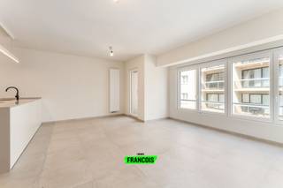 Stap binnen in dit indrukwekkend gerenoveerde appartement van 90 m², waar elk detail met zorg en stijl werd uitgekozen. De afgelopen maanden onderging deze royale 2-slaapkamerwoning een totaalrenovatie 🛠️, uitgevoerd met kwalitatieve materialen en een hoogwaardige afwerking ✨.<br /><br />De open keuken is dé absolute blikvanger 👀 van het appartement. Ingewerkt in een contrasterende wandkast vind je een keramische kookplaat 🍳, vaatwasmachine 🧼, combi-microgolfoven 🔄 en een koel-vriescombinatie ❄️ – allemaal strak geïntegreerd en perfect passend in het stijlvolle interieur.<br /><br />De gekozen zachte aardetinten 🌾 doen denken aan het strand 🏖️ en zorgen meteen voor een ontspannend vakantiegevoel. Vanuit de lichtrijke living kan je zelfs een streepje zeezicht meepikken 🌅!<br /><br />Beide slaapkamers 🛏️ bevinden zich aan de rustige achterzijde van het gebouw. Eén slaapkamer is bovendien voorzien van een eigen wastafel 🚰 – handig en comfortabel. De moderne badkamer beschikt over een wastafel en ruime inloopdouche 🚿.<br /><br />➕ Gemiddelde maandelijkse kosten: € 95<br /><br />➕ Gunstige EPC-score: 177 kWh/m² 🌱<br /><br />➕ Kadastraal inkomen: € 941 💼<br /><br />Dit instapklare pareltje combineert stijl, comfort en ligging – ideaal als tweede verblijf, investering of vaste woonst aan zee! 🌟