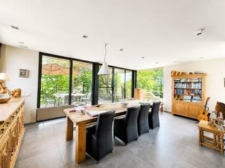 <span><span><span><span><span>Ledegem - Ruime woning met 4 slaapkamers in een groene omgeving.<br /><br />Deze charmante villa verrast met haar ruime en lichtrijke leefruimtes, een stijlvolle ingerichte keuken met kookeiland en prachtig zicht op de tuin. <br />Het aangename terras nodigt uit tot lange ontbijtjes in de ochtendzon en gezellige avonden met familie en vrienden.<br /><br />Buiten geniet u van een mooi aangelegde tuin met fruitbomen, terwijl de rustige omgeving en de verzorgde afwerking van de woning zorgen voor een onmiddellijk thuisgevoel.<br />Kom zelf de ruimte, het licht en de warme sfeer ontdekken tijdens een bezoek. Deze woning moet u gezien hebben!<br /><br />Indeling<br />Gelijkvloers:<br />• Garage, douchekamer, slaapkamer, waskamer, hobbyruimte (met sauna!)<br />1e verdiep:<br />• Inkom, toilet, bureauruimte/slaapkamer, slaapkamer, badkamer, open leefruimte met aansluitend de keuken, ruime eethoek en veranda<br />2e verdiep:<br />• 2 slaapkamers <br />• Zolderruimte<br />Troeven:<br />• Ingebouwde garage + carport<br />• 4 slaapkamers/ 5 mogelijk<br />• Onderhouden ruime groene tuin<br />• Veel natuurlijk licht<br />• Instapklaar</span></span></span></span></span>