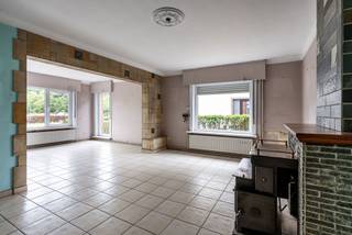 <p>Deze halfopen woning is gelegen in een rustige en groene omgeving te Belzele (Evergem) en vormt de ideale basis voor een renovatieproject. De woning beschikt over 3 ruime slaapkamers en een lichtrijke leefruimte, en biedt daarmee voldoende ruimte voor een jong gezin. Verder is er een mooie tuin met open zicht op de achterliggende weilanden.<br /><br />De ligging scoort bovendien zeer goed op vlak van mobiliteit, met winkels, scholen en openbaar vervoer in de nabije omgeving.<br /><br />Deze woning vormt een uitstekende basis om volledig naar eigen smaak te renoveren. Een topper voor wie op zoek is naar een renovatieproject met veel potentieel!<br /><br />Contacteer Top Vastgoed voor een bezoek op 0475 700 700.</p>