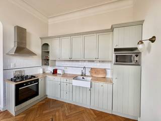 Ruim appartement met twee slaapkamers en twee badkamers te huur, gelegen op de derde verdieping in de geliefde Zurenborgwijk, op wandelafstand van het Centraal Station.<br /><br />Bij binnenkomst kom je in een ruime inkomhal die toegang biedt tot de zonnige woonkamer en de aangrenzende eetruimte. Grote ramen zorgen voor veel natuurlijk licht en een gevoel van ruimte. De volledig uitgeruste keuken sluit hier mooi op aan en beschikt over alle nodige toestellen.<br /><br />Het appartement telt één slaapkamer (+/- 17 m²) met eigen badkamer met bad en één slaapkamer (+/- 8 m²) voorzien van een douche en wastafel. Daarnaast is er een apart toilet en een praktische berging met aansluiting voor de wasmachine.<br /><br />Bewoners hebben tevens toegang tot het gemeenschappelijk dakterras met een schitterend uitzicht over de stad, en kunnen gebruikmaken van de fitnessruimte met sauna, perfect om te ontspannen na een drukke dag.<br /><br />Huurprijs: €1.400,00 per maand + €175,00 gemeenschappelijke kosten.<br />Elektriciteit en gas zijn individueel.<br />Water met individuele tussenmeter, wordt jaarlijks afgerekend. <br /><br />Het appartement is direct beschikbaar.<br /><br />Voor meer informatie of een afspraak voor een bezichtiging kan u contact opnemen via 03 203 02 02 of immo@sidimex.be