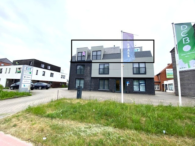 Instapklare kantoorruimte met gemeenschappelijke parking, nabij E313 - foto 1