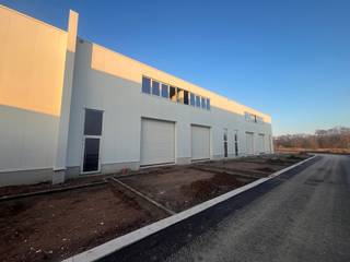 <p><strong>Nieuwbouwproject te Genk - BEDRIJVENPARK KOMPELLAAN</strong></p>
<p></p>
<p>Bedrijvenpark Kompellaan: 21 moderne KMO-units langsheen de Kompellaan in Genk. Dit complex biedt kleine en middelgrote ondernemingen de perfecte plek om te starten, groeien en te innoveren. De unit 10 heeft een totaaloppervlakte van 516m² en beschikt over parkeerplaatsen. De unit wordt casco opgeleverd. Oplevering voorzien uiterlijk 31/12/2025.</p>
<p></p>
<p><strong>KMO-Unit 10</strong></p>
<p>- oppervlakte: 169m² gelijkvloers &amp; 170m² 1e verdieping (21 m² terras) &amp; 177m² 2e verdieping (12m² terras)</p>
<p>- staalstructuur met geïsoleerde wanden en dak</p>
<p>- sectionaalpoort 4mbr x 4,2m</p>
<p>- privatieve parkeerplaatsen</p>
<p>-lift</p>
<p></p>
<p>Voor meer info 011/39 90 50 of info@jansenrealestate.be</p>
<p></p>