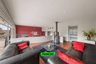 Instapklare woning met handelsruimte in Sint-Andries<br /><br />Ontdek deze uitzonderlijke woning met handelsruimte te koop in Sint-Andries, waar ruimte, licht en stijl naadloos samenkomen. Met een bewoonbare oppervlakte van maar liefst 414 m² biedt deze instapklare gezinswoning een unieke woonbeleving in een absolute topligging nabij centrum.<br /><br />Deze ruime woning uit 1995 straalt een minimalistische elegantie uit, met een sterke focus op openheid en comfort. De unieke bouwstijl zorgt voor een karaktervolle uitstraling, terwijl de doordachte indeling perfect inspeelt op wonen en werken. U geniet van vier volwaardige slaapkamers, een stijlvolle badkamer en royale leefruimtes die baden in natuurlijk licht. De handelsruimte biedt tal van mogelijkheden voor zelfstandigen of vrije beroepen. Buiten wacht een grote tuin met verschillende terrassen, ideaal om in alle rust te ontspannen of gasten te ontvangen. Dankzij de garage en ruime oprit is ook parkeergelegenheid volop aanwezig. Gelegen in het geliefde Sint-Andries, nabij centrum en met vlotte verbindingen, is dit een eigendom dat comfort en bereikbaarheid perfect combineert. De woning heeft een gunstig EPC-label C en is volledig asbestveilig.<br /><br />Bent u op zoek naar een woning te koop in Sint-Andries die wonen en professioneel gebruik harmonieus verenigt? Contacteer Immo Francois vandaag nog om een bezoek aan te vragen. Vanuit hun sterke aanwezigheid in Sint-Andries, Sint-Michiels, Oostkamp en Varsenare begeleiden zij u graag naar uw nieuwe thuis.<br /><br />Woning verkopen in Sint-Andries? Vraag je gratis schatting aan bij Immo Francois via eva@immofrancois.be of 0471 96 08 57.<br /><br />