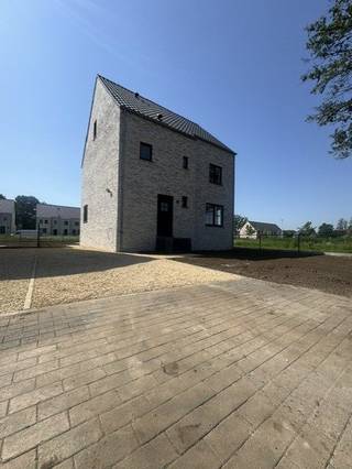 Instapklare, energiezuinige villa in rustige groene omgeving<br /><br />Bent u op zoek naar een moderne, instapklare woning waar u enkel nog hoeft te verhuizen?<br />Deze prachtige nieuwbouwwoning combineert hedendaags wooncomfort met een rustige, groene ligging — ideaal voor gezinnen of koppels die ruimte en rust waarderen.<br /><br />Belangrijkste troeven:<br /><br />5 slaapkamers, waarvan 1 master-bedroom met doorloopdressing en eigen badkamer.<br /><br />Moderne keuken uitgerust met alle nodige toestellen<br /><br />Stijlvolle badkamers inloopdouches, ligbad en wastafels<br /><br />Lichtrijke leefruimte met zicht op de tuin<br /><br />Energiezuinig dankzij zonnepanelen en uitstekende isolatie<br /><br />warmtepomp vailliant<br /><br />Oplaadpunt voor elektrische wagen<br /><br />Regenwaterput met recuperatiesysteem<br /><br />Volledig afgewerkt en instapklaar<br /><br />Rustige, groene omgeving met vlotte verbinding naar winkels, scholen en openbaar vervoer<br /><br />Deze woning biedt een perfecte combinatie van comfort, stijl en duurzaamheid.<br />Verhuizen was nog nooit zo eenvoudig — gewoon intrekken en genieten!<br /><br />Geen onnodige voorschotten tijdens bouwwerken, je ziet en merkt meteen ter plaatse wat je aankoop omvat!<br /><br />📞 Rechtstreeks te koop van de eigenaar – geen makelaarskosten.