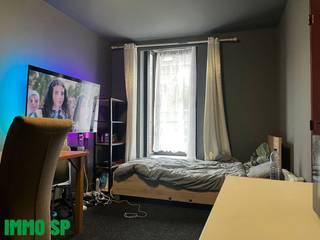 In het centrum van Geel gelegen bemeubelde studio.De studio bestaat uit woonkamer met slaapkamer (25m²; tafel, stoel, eenpersoonsbed, kledingkast,...