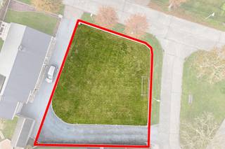 In een charmante, rustige woonwijk ligt dit prachtig stuk bouwgrond te wachten op zijn nieuwe eigenaar.Een plek waar je ’s ochtends de vogels hoort...