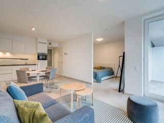 <p>Quares - TREVI Groep presenteert :<br /><br />Gezellig nieuwbouw appartement met 1 slaapkamers en terras met zicht op het park!<br /><br />Het appartement bevindt zich op de derde verdieping van dit nieuwbouwcomplex via de lift en/of trap. U komt binnen via de leefruimte met open keuken. Deze beschikt over zeer veel lichtinval dankzij de grote raampartijen. De keuken biedt alle comfort, namelijk: ijskast met diepvriesvak, vaatwasser, combi-oven en een keramisch kookvuur. Naast de keuken is er een berging met aansluiting voor wasmachine en droogkast. Het terras heeft zicht op het park. De slaapkamer is gescheiden van de leefruimte met een muur. De badkamer is voorzien van een douche, een lavabomeubel en een toilet. <br />Het appartement is gebouwd volgens de BEN principes (Bijna EnergieNeutraal), dit wil zeggen dat het appartement zeer weinig energie verbruikt voor verwarming, ventilatie, koeling en warm water. Hierdoor heeft u een lage energiefactuur.<br /><br />Er is een mogelijkheid om een parking te huren aan 100 euro/maand.<br />De provisie voor de gemeenschappelijke kosten bedraagt €95/maand.<br />Huurwaarborg: 3 maanden huur<br />Minimum duur huurovereenkomst: 3 jaar<br />Dit appartement kan door een vennootschap gehuurd worden.</p>