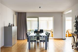 <p><strong>Centraal gelegen, instapklare beletage met zonnige tuinen ruim terras</strong></p>
<p>Op zoek naar een ruime, instapklare woning op een centrale ligging?<br />Deze verzorgde beletage combineert comfort, gezelligheid en functionaliteit met een verrassend veelzijdige indeling.</p>
<p>Op het gelijkvloers word je verwelkomd in een ruime en lichtrijke inkomhal. Verder vind je hier een garage, een aparte bergruimte met technische aansluitingen en een extra polyvalente ruimte die perfect kan dienen als praktijkruimte, hobbykamer of recreatieruimte. Buiten geniet je van een ruim terras, een aangename tuin en een praktisch tuinhuis, ideaal om in alle rust van het buitenleven te genieten.</p>
<p>De eerste verdieping vormt het gezellige hart van de woning. De ruime leefruimte straalt warmte en huiselijkheid uit en sluit aan op de volledig geïnstalleerde keuken. De veranda biedt een extra plek om te ontspannen en vormt een mooie verbinding met de buitenruimte.</p>
<p>Op de tweede verdieping bevinden zich 2 bijzonder ruime slaapkamers, een kleinere kamer en een badkamer uitgerust met een lavabo, een bad en een douchestaaf, en een apart toilet.</p>
<p>Een veelzijdige woning die ruimte, comfort en praktische mogelijkheden moeiteloos combineert.<br />Ideaal voor wie comfortabel wil wonen en tegelijk op zoek is naar extra ruimte voor werk, hobby of ontspanning.</p>
<p>Interesse in een bezoekje?<br />Contacteer Kat: 0473/42.76.99. – katrien@cornelis-goeman.be</p>
<p><strong>Vraagprijs: € 389.000</strong></p>