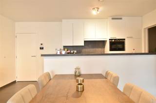 <p>Instapklaar appartement te huur in residentie 't Eiland aan de stadsrand van Oudenaarde.</p><p>Dit gezellig appartement voorziet een inkomhal ,WC, living/woonkamer ,open keuken ,badkamer, 1 slaapkamer en een terras.</p><p>extra troeven!<br />Een buiten autostaanplaats en een gemeenschappelijke fietsenberging.</p><p>Huurprijs: €730/maand<br />Provisie lasten huurder: €50/maand</p><p>Benieuwd naar dit appartement?<br />Vraag uw bezoek aan via onze website www.immodhondt.be </p>
