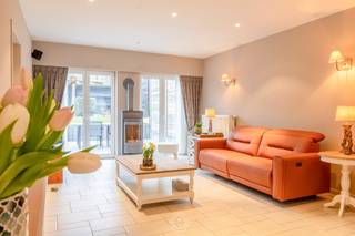Op een boogscheut van het centrum van Temse bevindt zich deze wel heel interessante woning die volledig werd gerenoveerd. Gunstig gelegen...