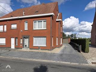 <p>Stevige te renoveren halfopen woning op een ruim perceel, rustig gelegen op fietsafstand van de dorpskern en alle noodzakelijke voorzieningen. Dankzij de ruime indeling en verschillende bijruimtes biedt de woning heel wat mogelijkheden voor wie op zoek is naar een woning met potentieel. Via de inkomhal bereikt u de leefruimte met zit- en eethoek. Aansluitend bevindt zich de keuken met berging en een aparte eetplaats, die rechtstreeks toegang biedt tot het terras en de tuin. Verder zijn er op het gelijkvloers een apart toilet en een ruime was- en bergruimte in het bijgebouw. Dit bijgebouw beschikt eveneens over een zolder en een achterliggende technische ruimte. Zowel vanuit de eetplaats als het bijgebouw is de tuin bereikbaar. Op de verdieping bevinden zich een nachthal, 3 slaapkamers en een badkamer met bad-douchecombinatie en lavabo. Via een schuifladder bereikt u de ruime zolder. Mits de nodige aanpassingen kan deze ruimte ingericht worden als extra slaapkamer, hobbyruimte of bijkomende bergruimte.</p>
<p>Extra troeven:</p>
<ul>
<li>Ruim perceel</li>
<li>3 slaapkamers</li>
<li>Zolder met uitbreidingsmogelijkheden</li>
<li>Ruime tandemgarage</li>
<li>Oprit voor meerdere wagens</li>
<li>PVC-ramen met rolluiken</li>
<li>Regenwaterput van 1.500 liter</li>
<li>Fietsafstand van de dorpskern</li>
</ul>
<p>Deze woning is te koop ZONDER makelaar via het concept van Smart Houses! Wenst u verdere inlichtingen of een bezoek? Contacteer rechtstreeks de eigenaar via <span>+32498765163</span></p>