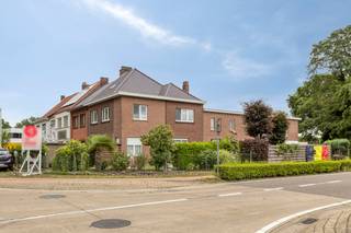 Unieke vastgoedopporunititeit in Zonhoven! <br /><br />Op de Houthalenseweg 62, 62A en 62B vindt u dit opmerkelijke geheel, bestaande uit drie afzonderlijke woningen (twee gesloten bebouwingen en één halfopen bebouwing) die gezamenlijk als één dossier worden verkocht. Het complex dateert van 1949, heeft een totale bewoonbare oppervlakte van maar liefst 400 m² en is gelegen op een perceel van 6 are 57 ca.<br /><br />Deze woningen bieden tal van mogelijkheden voor diverse doelgroepen. Dankzij de indeling met in totaal 5 slaapkamers (twee units met elk 2 slaapkamers en één unit met 1 slaapkamer) is dit project perfect geschikt als zorgeloze investering, aangezien alle drie de woningen momenteel verhuurd zijn. Daarnaast leent het complex zich uitstekend als grote kangoeroewoning, of als een slimme combinatie waarbij u één deel zelf bewoont en de rest verhuurt.<br /><br />De ligging in Zonhoven is zonder meer een toplocatie te noemen. <br />U bevindt zich hier op een boogscheut van het bruisende Hasselt. Bovendien zijn alle belangrijke invalswegen en de snelweg vlot en snel bereikbaar, wat zorgt voor een uitstekende mobiliteit en een blijvende aantrekkingskracht voor zowel eigen bewoning als de verhuurmarkt.<br /><br />Grijp deze kans op een absolute topligging. <br /><br />Voor verdere informatie of om uw interesse te bespreken, neem zeker contact met ons op. Plan zo snel mogelijk een bezoek in en ontdek het potentieel!<br /><br />EPC: 341 kWh/m² / UC: 0003913037<br />EPC: 552 kWh/m²<br /><br />Dit pand is onderworpen aan de renovatieverplichting van de Vlaamse overheid voor residentiële gebouwen (behoudens bij sloop binnen 5 jaar na de aankoop). Consulteer voor meer informatie de website van het Vlaams Energie- en Klimaatagentschap via https://www.vlaanderen.be/een-woning-kopen/renovatieverplichting-voor-residentiele-gebouwen<br /><br />Bestuursmaatregelen in het maatregelenregister: nee