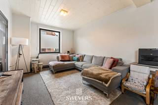 Voor meer info en foto’s, surf naar www.swevers.be – Deze halfopen bebouwing in de Wijngaardstraat 38 in Lanaken biedt een mooie combinatie van ruimte, comfort en mogelijkheden. De woning, gebouwd in 1930, is goed onderhouden en instapklaar, met een bewoonbare oppervlakte van 145 m². Binnenin valt meteen de praktische indeling op. De leefruimte van 45 m² strekt zich uit over de volledige lengte van de woning en biedt plaats voor een gezellige zithoek en eethoek. Aansluitend bevindt zich de functioneel ingerichte keuken van 12 m². Op het gelijkvloers zijn ook een badkamer en aparte wasplaats aanwezig.<br />Op de eerste verdieping bevinden zich twee ruime slaapkamers, waarvan één met extra mogelijkheden zoals een dressing of werkhoek. De tweede verdieping omvat een zolderruimte bereikbaar via een vaste trap, ideaal om in te richten als extra slaapkamer, bureau of hobbyruimte. Daarnaast is er een kelder van 13 m², handig voor stockage.<br />Het perceel van 300 m² is oostgericht, waardoor de tuin geniet van aangename ochtendzon. De ligging is een extra troef: winkels, horeca en ontspanning op 500 meter, openbaar vervoer op 150 meter en een vlotte verbinding naar snelwegen op 7 km. Extra troef: de woning is momenteel verhuurd, wat dit pand ook bijzonder interessant maakt als investering met onmiddellijke huuropbrengst. Een ideale woning voor wie comfortabel wil wonen met uitbreidingspotentieel. Voor meer informatie, bel 011 255 155. Bron bewoonbare oppervlakte: EPC – verslag.