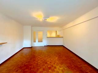Vraag uw bezoek aan via immodavinci.be<br /><br />Ligging<br />Dit appartement bevindt zich in de residentie Tenerife gelegen aan de Coupure Rechts waar bereikbaarheid, wonen aan het water en een groene omgeving hand in hand gaan. Door deze topligging bent u slechts op 5 minuten verwijderd van het historisch centrum van Gent. In de directe omgeving zijn tal van uitvalswegen aanwezig. Alsook openbaar vervoer, winkels, parken en supermarkten bevinden zich op wandelafstand (Mobiscore 9,4/10).<br /><br />Indeling <br />Binnenkomen doet u in de inkomhal. De inkomhal leidt u naar de leefruimte met half open keuken. De keuken is volledig uitgerust met alle nodige toestellen (ijskast, diepvriesvakje, kookplaat, dampkap, oven. Vanuit de leefruimte hebt u zicht op het water.<br /><br />Verdere beschikt het appartement over twee slaapkamers. Een grote slaapkamer met toegang tot een ruim terras en 1 kleine slaapkamer, ideaal als bureau. De badkamer is voorzien van een lavabo, wc en bad met douchemogelijkheid. Verder is er een ondergrondse berging.<br /><br />Er is een mogelijkheid tot aansluiting van een wasmachine of een vaatwas.<br /><br />-Appartement wordt onbemeubeld verhuurd<br />-Termijn: 9j contract<br />-Beschikbaar : onmiddellik<br />-DOMICILIE VERPLICHT<br />-Huurprijs: €950+ €90 provisie gemeenschappelijke kosten + 100 euro provisie voor verwarming en warm water<br />-Electriciteit zelf af te sluitenVraag uw bezoek aan via immodavinci.be<br /><br />Ligging<br />Dit appartement bevindt zich in de residentie Tenerife gelegen aan de Coupure Rechts waar bereikbaarheid, wonen aan het water en een groene omgeving hand in hand gaan. Door deze topligging bent u slechts op 5 minuten verwijderd van het historisch centrum van Gent. In de directe omgeving zijn tal van uitvalswegen aanwezig. Alsook openbaar vervoer, winkels, parken en supermarkten bevinden zich op wandelafstand (Mobiscore 9,4/10).<br /><br />Indeling <br />Binnenkomen doet u in de inkomhal. De inkomhal leidt u naar de leefruimte met half open keuken. De keuken is volledig uitgerust met alle nodige toestellen (ijskast, diepvriesvakje, kookplaat, dampkap, oven. Vanuit de leefruimte hebt u zicht op het water.<br /><br />Verdere beschikt het appartement over twee slaapkamers. Een grote slaapkamer met toegang tot een ruim terras en 1 kleine slaapkamer, ideaal als bureau. De badkamer is voorzien van een lavabo, wc en bad met douchemogelijkheid. Verder is er een ondergrondse berging.<br /><br />Er is een mogelijkheid tot aansluiting van een wasmachine of een vaatwas.<br /><br />-Appartement wordt onbemeubeld verhuurd<br />-Termijn: 9j contract<br />-Beschikbaar : onmiddellik<br />-DOMICILIE VERPLICHT<br />-Huurprijs: €950+ €90 provisie gemeenschappelijke kosten + 100 euro provisie voor verwarming en warm water<br />-Electriciteit zelf af te sluiten
