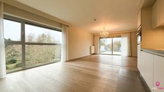 Bij ImmoFusion 7/7 “open huis” : klik op onze 3D-TOUR.<br /><br />Op een rustige en aangename locatie in de Vrunstraat te Heusden-Zolder bevindt zich deze mooie serviceflat, waar modern wooncomfort en zorgeloze zelfstandigheid harmonieus samenkomen. Het appartement maakt deel uit van een kwaliteitsvolle woonomgeving waar u volop geniet van privacy, terwijl ondersteuning steeds dichtbij is wanneer dat nodig is.<br /><br />De leefruimte is warm en uitnodigend afgewerkt met een mooie parketvloer en sluit naadloos aan op de open keuken. Deze is volledig uitgerust met een afwasmachine, inductiekookplaat, microgolfoven en ingebouwde koelkast, wat zorgt voor maximaal gebruiksgemak in het dagelijks leven.<br /><br />Vanuit de leefruimte heeft u toegang tot het ruime terras, een ideale plek om te ontspannen en te genieten van lange zomeravonden. De doordachte indeling van het appartement zorgt ervoor dat alle ruimtes vlot met elkaar verbonden zijn, wat het comfort en de toegankelijkheid aanzienlijk verhoogt.<br /><br />De slaapkamer is bijzonder ruim en beschikt over een rechtstreekse toegang tot het terras, wat zorgt voor extra licht en een aangenaam gevoel van openheid. De badkamer is praktisch en veilig ingericht met een open douche, lavabo en toilet met leuning, volledig afgestemd op comfortabel wonen.<br /><br />Via de hal bereikt u een tweede slaapkamer, die perfect kan dienen als logeerkamer, hobbyruimte of bureau. Daarnaast is er een aparte wasruimte met uitzonderlijk veel opbergmogelijkheden, wat bijdraagt aan een ordelijke en praktische woonomgeving.<br /><br />Deze woning maakt deel uit van de assistentiewoningen Vuntia, waar comfortabel en zelfstandig wonen centraal staat. U woont hier in een aangename gemeenschap waar sociale contacten en privacy mooi in balans zijn. Bovendien is er steeds zorg in de nabijheid aanwezig, wat extra gemoedsrust biedt, nu en in de toekomst. Deze woning is anderzijds een ideaal investeringspand. Het wordt momenteel verhuurd voor 1100 euro per maand!<br /><br />Pluspunten:<br />- ideaal pand als investering<br />- Moderne afwerking met parket in de leefruimte<br />- Volledig uitgeruste open keuken<br />- Groot terras, toegankelijk vanuit leefruimte en slaapkamer<br />- Ruime slaapkamer met veel lichtinval<br />- Praktische en veilige badkamer<br />- Tweede slaapkamer en ruime wasruimte<br />- Vlotte, toegankelijke indeling<br />- Comfortabel wonen met ondersteuning dichtbij<br />- Aangename woonomgeving met respect voor privacy<br /><br /><span>Maatregelen opgenomen in het Maatregelenregister: nee</span><br /><br />Voor een bezichtiging ter plaatse of meer info, bel ons op 078/78.78.70, of kom gewoon binnen op ons kantoor, steeds welkom!