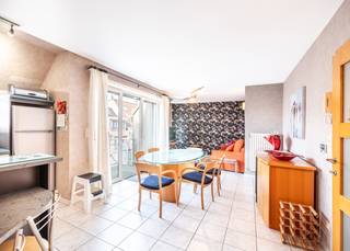Appartement prêt à emménager avec 2 chambres, à proximité du centre de Coxyde-Bains.<br /><br />Cet appartement est situé au 3e étage de la résidence à taille humaine Together I, où règne le calme. L'immeuble se trouve à environ 100 mètres de la Zeelaan et à quelques pas de la mer. Un emplacement idéal, donc, tant pour une résidence principale que pour une seconde résidence.<br /><br />L'appartement est divisé comme suit : hall d'entrée avec spacieuse armoire-vestiaire | buanderie avec raccordements pour lave-linge et sèche-linge | toilette séparée avec lave-mains | chambre principale avec armoires encastrées et accès à un balcon ensoleillé | deuxième chambre avec armoires encastrées et lit simple | salle de douche avec douche, lavabo sur meuble et 2e toilette | séjour spacieux avec cuisine ouverte et accès à la terrasse à l'avant.<br /><br />La résidence dispose d'un local vélos commun. Il est également possible d'acquérir un emplacement de parking privé au sous-sol (prix demandé : 30.000,00 euros).<br /><br />Vous êtes à la recherche d'une seconde résidence à deux pas du centre commerçant, avec emplacement de parking ? N'hésitez pas à nous contacter !