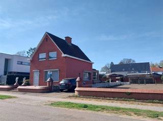 Vraag uw bezoek aan via info@optimusvastgoed.be!TE HUUR: Open bebouwing met 3 slaapkamers te Heusden!Deze woning is gunstig gelegen op wandelafstand...