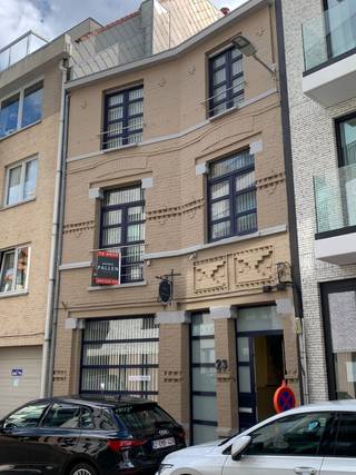 Uitzonderlijk grote woning met een bewoonbare oppervlakte van meer dan 280m² plus  een zuidgericht terras van 58m².<br />Dit  instapklare huis beschikt over 6 slaapkamers/bureau ruimtes, en is gelegen in het centrum van Heist, dichtbij alle winkels en op 100m van de Zeedijk.<br /><br />Geschikt voor verschillende doeleinden zoals vrij beroep (kantoor/praktijk ruimtes apart bereikbaar), B&amp;B, kangoeroewoning of als  zeer grote woonst...