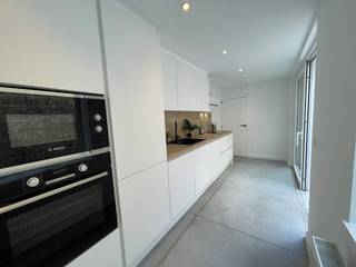 Achter deze karaktervolle gevel zit een VOLLEDIG GERENOVEERDE WONING, in centrum Brugge, vlakbij de Lange Rei, met veel parkeergelegenheid in de straat! Mooie grondoppervlakte van 120 m². Indeling: lichtrijke leefruimte, ingerichte keuken, toilet, moderne badkamer met ligbad en inloopdouche, 3 GIGA slaapkamers! Als kers op de taart, een ZONNIG TERRAS &amp; TUIN mét FIETSUITWEG! Een COMPLETE RENOVATIE van dak tot vloer. CV, nieuwe ramen, alle leidingen, alle technieken, gietvloer en zelfs GESCHILDERD. Zeg nu zelf, niets ontbreekt. In de binnenstad, met tuin én uitweg, een TOPPER! EPC 282 kWh/m² UC3615383 (Wche,Vg, Gdv, Gvkr, Gvv)<br /> 