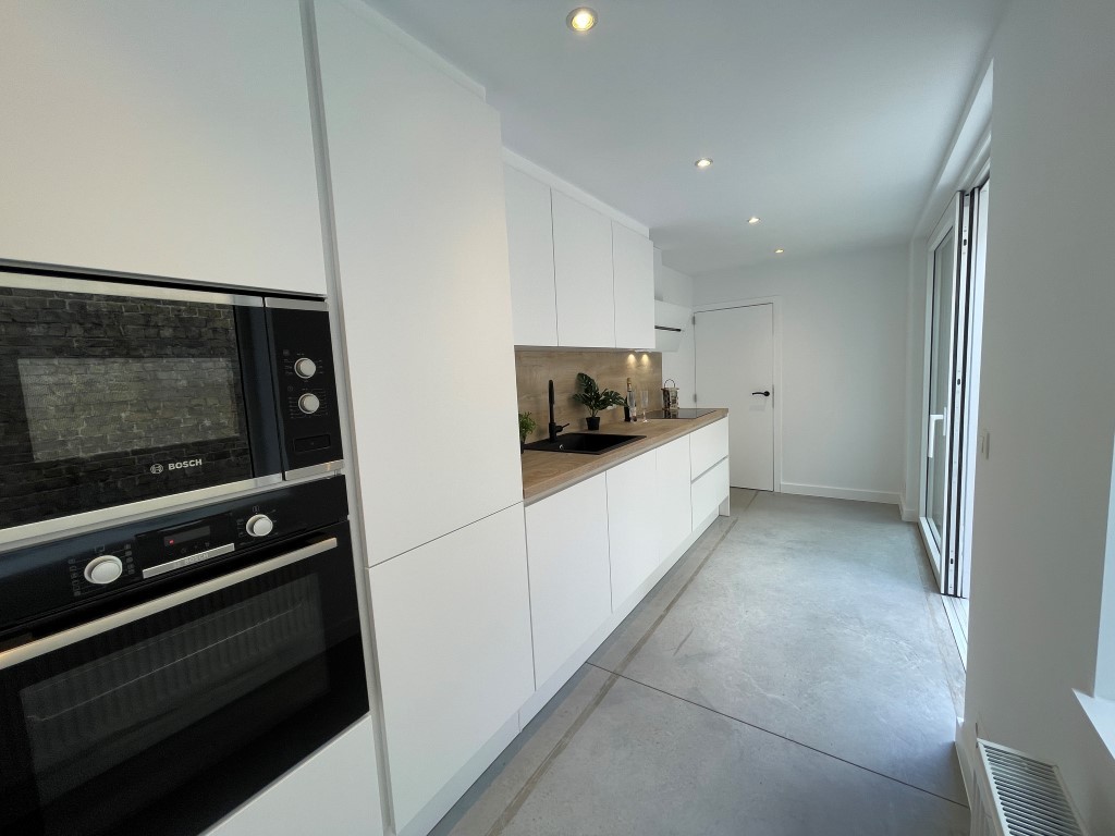 Volledig gerenoveerde woning in centrum Brugge, met terras, tuin én fietsdoorgang - foto 3