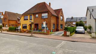 Deze halfopen bebouwing is gelegen in een rustige woonomgeving in Heist en biedt een praktische indeling met voldoende ruimte en mogelijkheden.<br />Via de inkomhal komt u in de leefruimte, bestaande uit een woonkamer, veranda en eetplaats. Dankzij de grote raampartijen geniet deze ruimte van een aangename natuurlijke lichtinval en een open zicht naar buiten. De leefruimte sluit aan op de keuken.<br /><br />Op de eerste verdieping bevinden zich drie slaapkamers , die flexibel kunnen worden ingericht als slaap-, kinder- of bureauruimte. De badkamer is voorzien van de nodige basisvoorzieningen.<br /><br />De woning beschikt verder over een garage en oprit, wat zorgt voor parkeergelegenheid of extra opslagruimte. Daarnaast zijn er een berging en een zolder aanwezig, wat bijkomende bergruimte biedt. De zolder kan, mits de nodige (beperkte) aanpassingen, verder ingericht worden naar eigen noden zoals bijvoorbeeld een grote extra slaapkamer.<br /> 