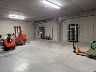 Magazijn 2G - 650m²- bedrijfspand te huur- 650m² magazijn- nutsvoorzieningen- 1 poortHier dienen nog wel wat infra werken voor te gebeuren (kan dus...