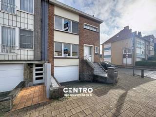 SMAAKVOL afgewerkte woning met alle COMFORT met 3 slpks, garage, voldoende bergruimte én tuin met ZUIDgericht terras te Blankenberge!<br /><br /><strong>INDELING:<br /><u><em>Gelijkvloers:</em></u></strong><br />Inkomhal - ruime LICHTRIJKE living - volledig ingerichte keuken (O.a. met gasfornuis, dampkap, dubbele spoelbak, heteluchtoven én vaatwasmachine) - leeshoek - veranda - ruime kelderberging met aanpalende wasplaats (en voorzieningen voor wasmachine en droger) met rechtstreekse toegang tot de tuin met ZUIDgericht terras - garage (met automatische sectionale poort) - oprit.<br /><br /><u><em><strong>Eerste verdieping:</strong></em></u><br />Nachthal - badkamer (O.a. met lavabomeubel, toilet en douche) - 3 ruime slaapkamers.<br /><br /><u><em><strong>Tweede verdieping:</strong></em></u><br />Ruime geïsoleerde zolder (Mogelijkheid tot het creëren van 2 extra slaapkamers).<br /><br /><u><strong>Opmerkingen:</strong></u><br />- Elektriciteit volledig GOEDgekeurd.<br />- RUIME bruikbare vloeroppervlakte: 236m2!<br />- Epc = 230 kWh/m2!<br />- DUBBELE beglazing aanwezig!<br />- ROLLUIKEN aanwezig!<br /><br />Zeer INTERESSANTE woning voor jonge gezinnen met 3 ruime slaapkamers (2 extra slaapkamers mogelijk, indien nodig). Op wandelafstand van winkels, scholen, openbaar vervoer en het centrum! Aarzel zeker niet om ons te contacteren voor een bezoek ter plaatse: 050/70.01.02 - info@centro.be.