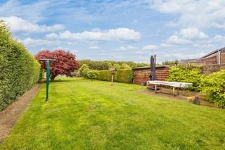In a quiet, dead-end street a stone's throw from the center of Wommelgem, you will find this open house on a spacious plot of 840 m². An ideal...