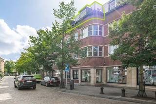 Op deze TOP locatie in het centrum van Lier aan het Zimmerplein bevindt zich dit leuk appartement op de 3de verdieping. <br /><br />Het appartement is te betreden via de inkomhal die uitgeeft op een ruime, lichtrijke leefruimte met open keuken. <br /><br />Verder via de gang te bereiken zijn: een badkamer, een apart toilet en twee slaapkamers (9m²/14m²). <br /><br />Tot slot is er nog een terras, kelderberging en gemeenschappelijke fietsenberging aanwezig.<br /><br />Pluspunten:<br />+ Toplocatie<br />+ 2 Slaapkamers<br />+ EPC label B<br />+ EK conform<br />+ Asbestveilig<br />+ Terras<br /><br />Is dit dakappartement op deze uiterst centrale locatie in hartje Lier iets voor jou? <br />Neem dan zeker contact op voor een bezoek ter plaatse via info@vbvastoed.be of op 03 337 50 70.