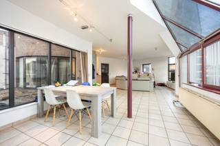 <p>Dit ruime en lichtrijke appartement bevindt zich op de <strong>eerste verdieping</strong> van een <strong>kleinschalig gebouw</strong>, ideaal voor wie houdt van rustig en comfortabel wonen in het hart van Boechout.</p><p><br /></p><p>De praktische indeling zorgt voor een aangename woonflow, met voldoende opbergruimte en goed doordachte ruimtes die het dagelijks comfort verhogen. Dankzij de grote raampartijen geniet je overal van een mooie lichtinval.</p><p>De ligging is een absolute troef: <strong>winkels, scholen en openbaar vervoer</strong> bevinden zich allemaal op wandelafstand.</p><p><br /></p><p>Bezoek mogelijk na aanmaken huurdersprofiel via https://mijnhuurprofiel.be/property/f06bf864-9751-4e86-8de3-0914a42c6b4a</p>