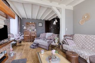 <section></section>
<section>
<div>
<div>
<div>
<div>
<div>
<div>
<p>Welkom in deze charmante, lichtrijke gelijkvloerse woning, gelegen in de rustige Eugeen Coolsstraat 61 te Bekkevoort. Deze woning combineert comfortabel wonen met een praktische indeling en een vlotte bereikbaarheid richting belangrijke invalswegen en omliggende gemeenten.</p>
<p>Bij het betreden van de woning komt u in een verzorgde inkomhal met gastentoilet en vestiaire. Van hieruit bereikt u de ruime en bijzonder lichtrijke leefruimte, waar grote raampartijen zorgen voor een aangename sfeer en veel natuurlijk lichtinval. Aansluitend bevindt zich de aparte keuken, die toch in directe verbinding staat met de leefruimte – ideaal voor wie graag kookt en tegelijk betrokken blijft bij het gezinsleven.</p>
<p>De woning beschikt verder over drie volwaardige slaapkamers en een functionele badkamer. Buiten geniet u van een gezellig overdekt terras, perfect om het hele jaar door te ontspannen.</p>
<p>Een absolute troef is de volledige onderkeldering van de woning, die niet alleen extra bergruimte biedt, maar ook plaats geeft aan een ondergrondse garage waar u twee wagens kunt parkeren. Daarnaast is er nog een oprit voorzien met plaats voor twee extra wagens.</p>
<p>Technisch beschikt de woning over een EPC-score D en is de elektrische installatie niet conform, wat ruimte biedt voor verdere optimalisatie naar eigen smaak en normen.</p>
<p>Kortom, een praktische en lichtrijke woning met veel potentieel, gelegen op een goed bereikbare en rustige locatie. Ideaal voor wie comfortabel gelijkvloers wil wonen met extra ruimte en mogelijkheden!</p>
</div>
</div>
</div>
</div>
</div>
</div>
</section>