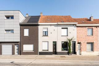 Bent u op zoek naar een betaalbare eerste woning om volledig naar uw eigen hand te zetten, of zoekt u een interessante investering? Deze <strong>centraal gelegen, te renoveren woning aan de Heerbaan 35</strong> <strong>te Harelbeke</strong> biedt een unieke kans. Dankzij de <strong>inpandige garage met achterliggende uitweg</strong> beschikt dit pand over een hoop troeven.<br /><br /><u><strong>Indeling en troeven:</strong></u>
<ul>
<li><strong>Gelijkvloers</strong>: U komt binnen via de inkomhal, die toegang biedt tot de leefruimte met een apart zit- en eetgedeelte. Aansluitend bevindt zich de keuken, de badkamer en het toilet. De garage is uitgerust met een handige uitweg achteraan (ideaal voor fietsen, vuilnisbakken of tijdens de verbouwingswerken). Onder de garage bevindt zich een kelder en erboven een zolderruimte (waar de oude, reeds buiten werking gestelde mazouttanks staan).</li>
<li><strong>Eerste verdieping</strong>: Hier bevinden zich<strong> 2 slaapkamers.</strong></li>
<li><strong>Zolderverdieping</strong>: Bereikbaar via een vaste trap, met de mogelijkheid om een <strong>extra 3de slaapkamer</strong> in te richten.</li>
<li><strong>Mogelijkheid tot uitbreiding</strong>: Er is de <strong>mogelijkheid om de leefruimte, de keuken én het buitengedeelte te vergroten.</strong> Zo maakt u van deze woning uw perfecte thuis!</li>
</ul>
<u><strong>Technische details & ligging:</strong></u><br />🔥 <strong>Verwarming:</strong> De woning wordt verwarmd met gaskachels.<br />💧 <strong>Water:</strong> Er is een regenwaterput aanwezig.<br />📍<strong> Ligging: </strong>Gelegen in de Heerbaan, op wandel- en fietsafstand van het centrum van Harelbeke, scholen, winkels en het openbaar vervoer. U geniet bovendien van een vlotte verbinding met de belangrijkste invalswegen.<br /><br /><strong>Ziet u de mogelijkheden van deze woning met uitweg en garage?</strong><br />👉 <strong>Leg nu uw bezoek vast </strong>en ontdek het potentieel van dit pand ter plaatse!