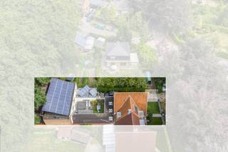 Le bâtiment, construit en 1961 et rénové en 2015, se trouve sur un terrain de 498 m² avec une surface habitable totale de 291 m². Le bâtiment...