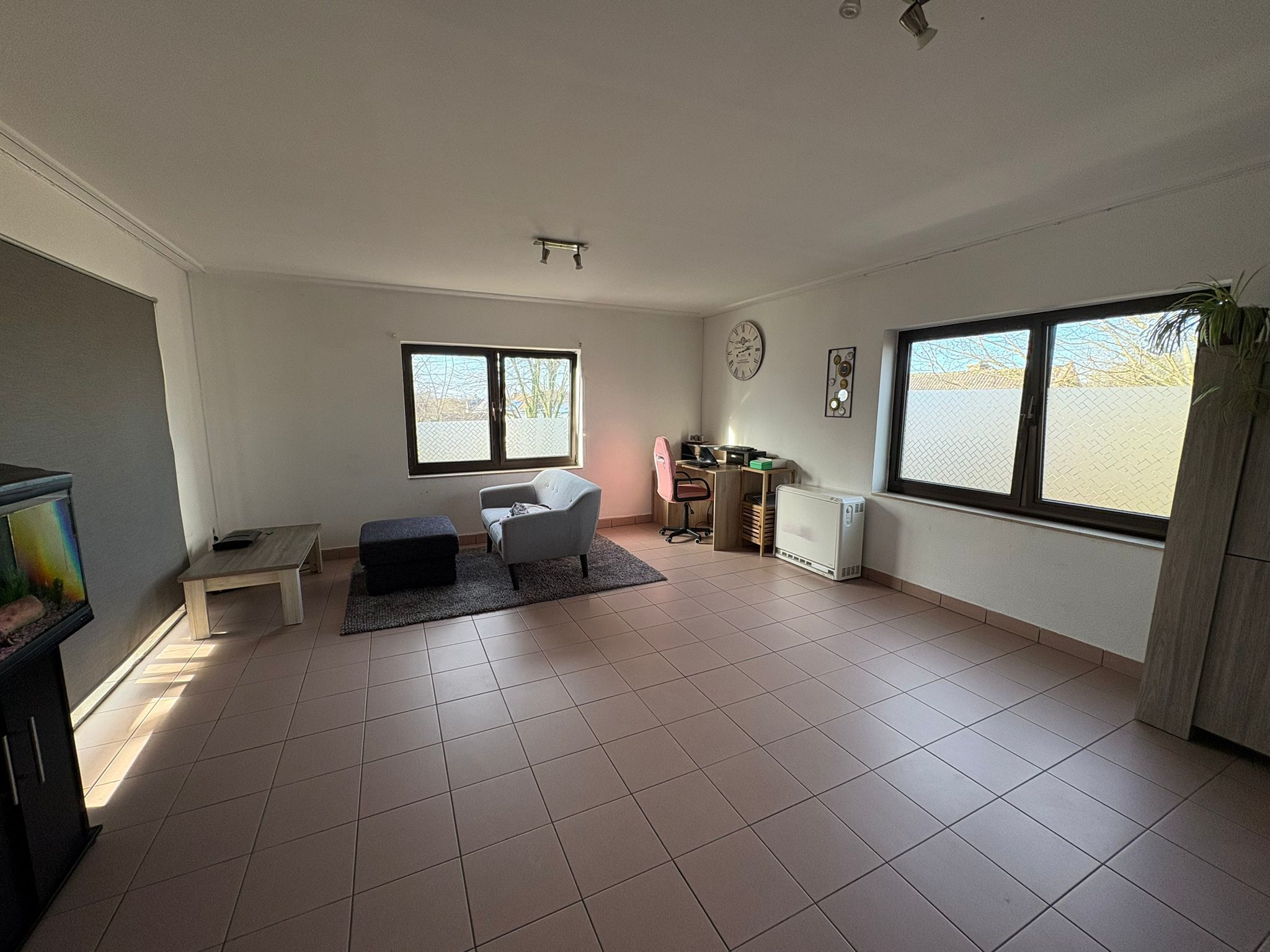 Ruim appartement met 2 volwaardige slaapkamers te centrum Jabbeke - foto 4