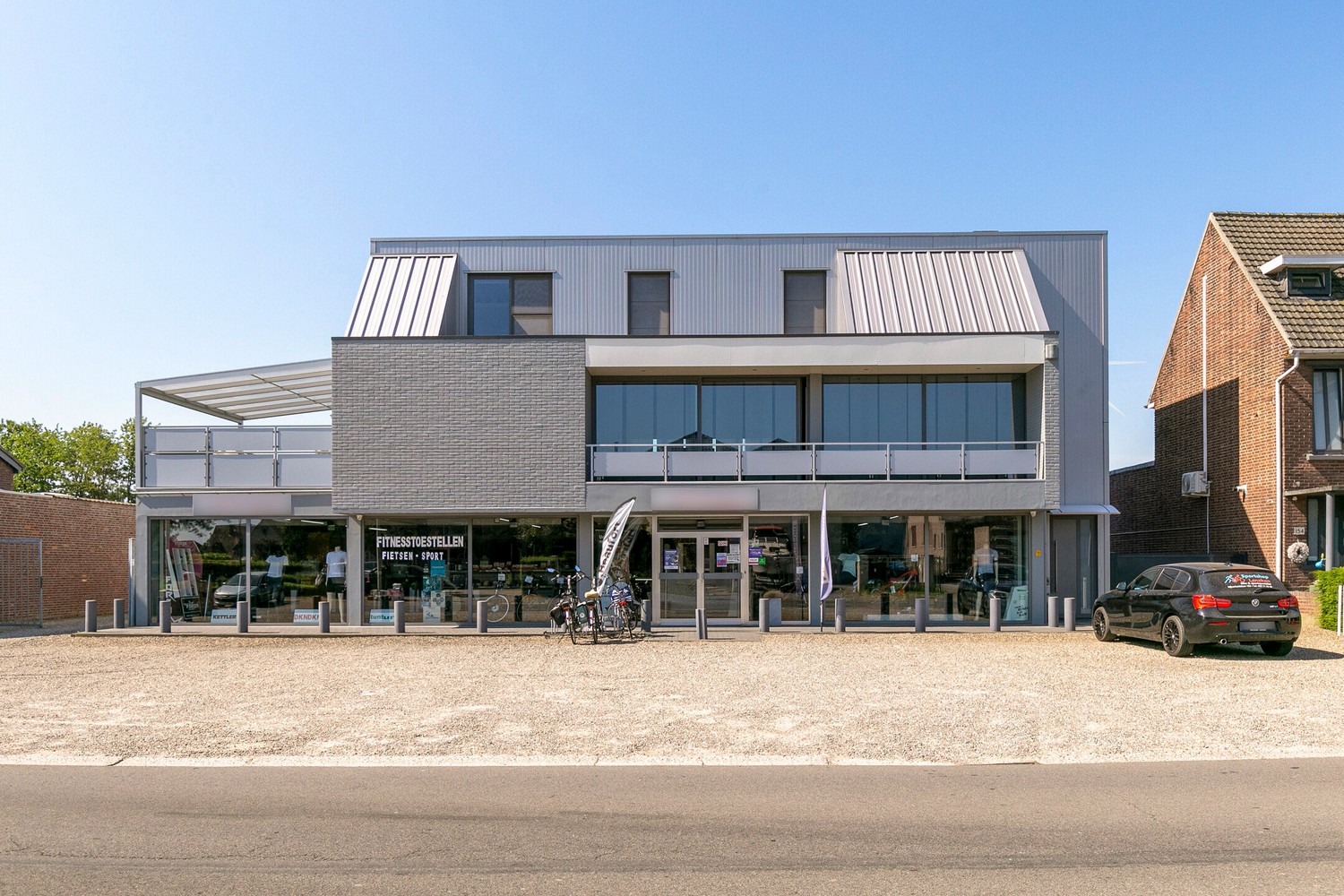 Handelsruimte met luxe duplex-appartement en verhuurde loodsen op het industrieterrein in Lanaken - foto 5