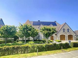Deze stijlvolle luxe villa bevindt zich bovenop een heuvelrug op de grens van het Pajottenland met de Vlaamse Ardennen. Vanuit de woning heeft men...
