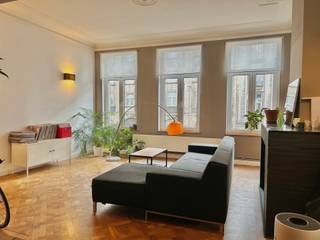 Dit instapklaar appartement op de eerste verdieping is gelegen aan de Plantin en Moretuslei in Antwerpen, om de hoek van het Centraal Station en op wandelafstand van het hippe Zurenborg met de gezellige Dageraadplaats. Dankzij de ideale bereikbaarheid vanaf de Singel en de diverse mogelijkheden met openbaar vervoer, staat deze locatie garant voor een vlotte verbinding van en naar de stad.<br /><br />De leefruimte geniet van een optimale lichtinval dankzij de grote raampartijen aan de voorzijde. De keuken is volledig uitgerust met een gasvuur, oven, vaatwasser, koelkast en vriezer.<br /><br />Aan de achterzijde van het appartement bevindt zich de ruime slaapkamer met aansluitend de badkamer. Deze is uitgerust met een inloopdouche, dubbele lavabo, toilet en aansluitingen voor wasmachine en droogkast.<br /><br />Gemeenschappelijke lasten en verbruik van water: 60 Euro per maand<br />Nutsvoorzieningen (gas en elektriciteit) zijn privé op te nemen door de huurder <br /><br />Onmiddellijk beschikbaar.