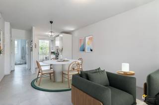 <p><span>Appartement économe en énergie (53 m²) avec 1 chambre et terrasse (5 m²) à Berchem.</span></p><p><span> </span></p><p><span>Cet appartement est situé dans un quartier calme et agréable, à quelques pas de la gare de Berchem. Idéal pour les navetteurs grâce au large éventail de transports publics et de stations Velo dans la région. Vous pouvez également rejoindre l'autoroute en un rien de temps. Ici, vous vivez tranquillement, avec la ville à proximité.</span></p><p><span> </span></p><p><span>L'appartement se trouve au premier étage d'un petit immeuble avec 5 unités résidentielles, chacune avec des compteurs séparés pour le gaz, l'eau et l'électricité. Le bâtiment date de 2019 et avec un score EPC A (E28), l'appartement est proche de zéro énergie (BEN). Les coûts fixes ne sont que de €25/mois et il est actuellement loué à €825/mois.</span></p><p><span> </span></p><p><span>L'espace de vie avec kitchenette ouverte (28 m²) constitue le cœur de l'appartement et donne accès à la terrasse orientée au sud (5 m²). La chambre à coucher (11 m²) est située à l'arrière, au calme. En outre, il y a un débarras séparé (2 m²) et une salle de bains (4 m²) avec douche, toilettes et lavabo. Grâce au sol carrelé qui ne nécessite que peu d'entretien et qui traverse toutes les pièces, l'ensemble présente un aspect élégant et uniforme.</span></p><p><span> </span></p><p><span>Vous êtes à la recherche d'un appartement idéal pour débuter ou d'un investissement intéressant ? Ne manquez pas cette opportunité ! Surface habitable 53 m² ref : surface brute de plancher. Pour plus d'informations ou une estimation gratuite, visitez www.hansimmo.be</span></p><p><span> </span></p><p><span> </span></p>