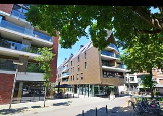 <p><span>Het 'Ursulinenhof'': een prachtig gelegen woonproject in hartje Hasselt. </span><span>Deze instapklare serviceflat, gelegen op de zesde verdieping, heeft een bewoonbare oppervlakte van ± 81m² en ± 23m² terras. </span></p><p><span> </span></p><p><span>De serviceflat bestaat uit een inkomhal die meteen toegang geeft tot de leefruimte. Deze leefruimte is een open aaneenschakeling van een zithoek, eetplaats en een volledig geïnstalleerde keuken met combi-oven, inductiekookplaat, vaatwasser en koelkast met vriesvak. Vanuit de leefruimte is er toegang tot het zuidgeoriënteerde terras met zicht op de binnentuin. Er is eveneens een apart gastentoilet en een berging die ook dienst doet als wasplaats. Verder is er een ruime slaapkamer met aansluitend een badkamer voorzien van inloopdouche, toilet en wastafel.</span></p><p><span> </span></p><p><span>Het ruime zuidelijk georiënteerde terras is bereikbaar via de leefruimte. Door het vele lichtinval van de grote raampartijen is het hier aangenaam vertoeven.</span></p><p><span>De centrale maar toch rustige ligging in het hart van Hasselt is de grootste troef.  </span></p><p><span> </span></p><p><span>Voor de levering van diensten en faciliteiten in 'Ursulinenhof' staat Korian garant. Zij staan in voor de uitbating van talrijke erkende woon-zorgcentra en serviceresidenties waaronder het in Hasselt alombekende ‘Clarenhof’. Dankzij deze samenwerking biedt het de bewoners een garantie op de best mogelijke zorgen, een heel leven lang. </span></p><p><span> </span></p><p><span>De ondergrondse kelderberging is inbegrepen in de vraagprijs.</span></p><p><span><br />Optioneel kan er een ondergrondse autostaanplaats worden aangekocht aan 45 000,- EUR. </span></p><p><span> </span></p><p><span>Extra's: eerste ingebruikname (verkoop onder BTW-stelsel), uitstekende ligging, prachtige binnentuin, veel lichtinval, privacy, zuidelijk georiënteerd terras,... </span></p><p><span> </span></p><p><span>Ook ideaal als investering!</span></p>