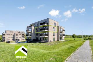 Op zoek naar een modern, instapklaar appartement op een centrale maar rustige locatie in Tongeren? <br />Dit recente appartement in het verzorgde woonproject Heuveldal combineert comfort, lichtinval en bereikbaarheid in één aantrekkelijk geheel.<br /><br />INDELING: <br />x Ruime inkomhal met gastentoilet<br />x Lichtrijke leefruimte met open keuken en toegang tot het terras<br />x Leefruimte met vloerverwarming<br />x Berging / Wasplaats<br />x 2 volwaardige slaapkamers<br />x Moderne badkamer met inloopdouche en wastafel<br />x Zuidgericht terras via grote schuiframen<br />x Private kelderberging inbegrepen.<br /><br />EXTRA'S<br />Bij dit appartement horen twee ondergrondse parkeerplaatsen, verplicht mee aan te kopen aan €30.000 (niet inbegrepen in de vraagprijs).<br /><br />Met zijn energiezuinige afwerking, gunstige ligging nabij het centrum en vlotte verbindingen is dit de ideale keuze voor wie zorgeloos wil wonen of investeren.<br /><br />INTERESSE?<br />Lijkt dit appartement wel iets voor jou? Plan dan snel een bezoek door te bellen naar 012 23 00 23 of stel je vragen aan roland@immo-leroi.be.