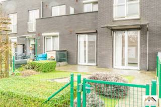 Dit appartement is gelegen op het gelijkvloers van een modern complex, net buiten het centrum van Wachtebeke. Via de inkomhal bereik je door een geluidsdichte deur de ruime leefruimte met open keuken. Er is een extra berging voorzien, en de gang brengt je naar het toilet, de badkamer en de twee slaapkamers achteraan. Het terras en de tuin is toegankelijk langs beide slaapkamers. Achteraan de tuin is een hekje waardoor je snel bij de garage komt die ook bij dit appartement hoort. Gemeenschappelijke kosten: €60/ maand. Bezoekdag woensdag 20/05: inschrijvingen via mail naar xenia@immo-home.be, geen telefonische inschrijvingen! Volg ons op Fb en insta. Voor meer info: www.immo-home.be GRATIS SCHATTING &amp; GRATIS FINANCIEEL ADVIES