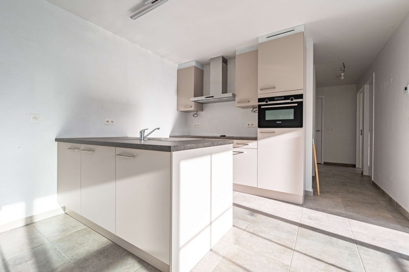Jong, energiezuinig en modern tweeslaapkamer appartement met mooi terras op de tweede verdieping van residentie Aimé en André in hartje Waregem! - foto 5