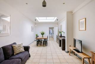 <p><span>Instapklare en energiezuinige stadswoning met zonnige tuin en verrassend veel ruimte</span></p><p><span> </span></p><p><span>Op zoek naar een lichtrijke woning waar u meteen kunt intrekken? Deze charmante stadswoning combineert karaktervolle elementen met hedendaags wooncomfort en een uitstekende energiescore. Dankzij de verschillende lichtkoepels geniet u doorheen de hele woning van een aangename natuurlijke lichtinval.</span></p><p><span> </span></p><p><span>De woning bevindt zich op een centrale ligging, vlakbij winkels, scholen, openbaar vervoer en met een vlotte verbinding naar de E17.</span></p><p><span> </span></p><p><span>Belangrijkste troeven:</span></p><p><span>- EPC-label B</span></p><p><span>- Geïsoleerd en vernieuwd dak</span></p><p><span>- Condenserende cv-ketel (2022)</span></p><p><span>- Gas- en waterleidingen vernieuwd</span></p><p><span>- Enkele muren extra geïsoleerd voor meer comfort en geluid </span></p><p><span>- Digitale thermostaat</span></p><p><span>- Vliegenramen voorzien</span></p><p><span> </span></p><p><span>Indeling</span></p><p><span>U betreedt de woning via de inkomhal, die toegang geeft tot de leefruimte en een aparte kamer aan de voorzijde, ideaal als bureau of hobbyruimte. De woonkamer sluit aan op de recente keuken en vormt samen een aangename leefomgeving met veel natuurlijk licht dankzij de aanwezige lichtkoepels. Verder beschikt het gelijkvloers over een grote berging/wasplaats en een functionele badkamer met ligbad, lavabo en toilet.</span></p><p><span> </span></p><p><span>Achteraan bevindt zich de zuidgerichte stadstuin, een aangename buitenruimte om te ontspannen en van de zon te genieten.</span></p><p><span> </span></p><p><span>Op de eerste verdieping vindt u twee volwaardige slaapkamers van ca. 15 m² en 16 m², evenals een apart toilet. Via een vaste trap bereikt u de zolderverdieping (ca. 20 m²). Deze ruimte is ingericht en kan perfect dienst doen als extra slaapkamer, bureau of hobbyruimte.</span></p><p><span> </span></p><p><span>Een ideale stadswoning voor wie ruimte, licht en energiezuinig wonen wil combineren met een centrale en goed bereikbare ligging.</span></p><p><span> </span></p><p><span>Richtprijs: 295.000</span></p>
